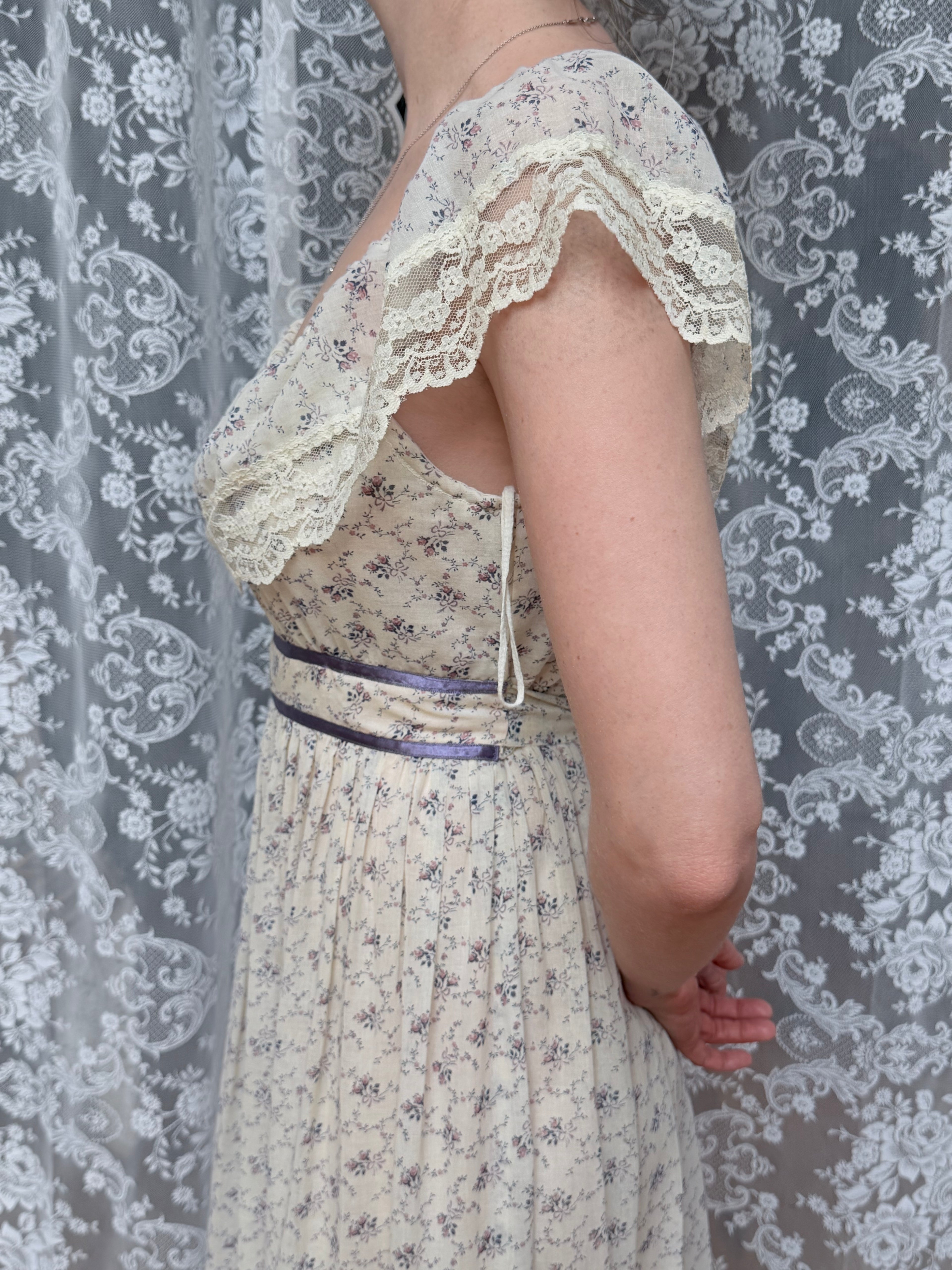The Eleanor: Vintage 1970s Gunne Sax Lilac Floral Prairie Cottagecore Dress